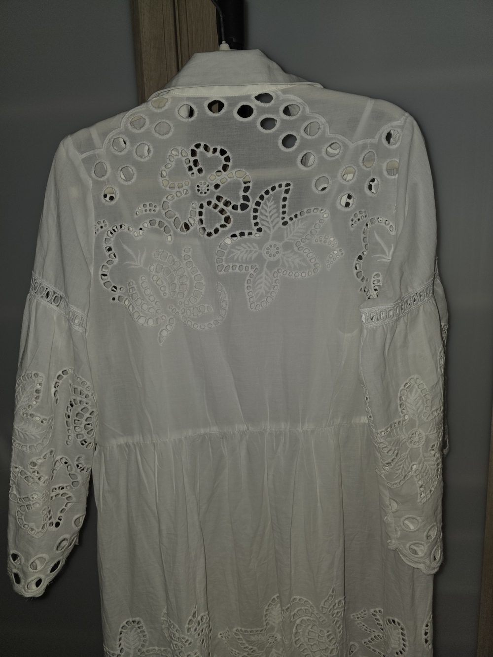 Elegant white Solitaire dress, button-front, featuring perforated trim Size M - Picture 4 of 7